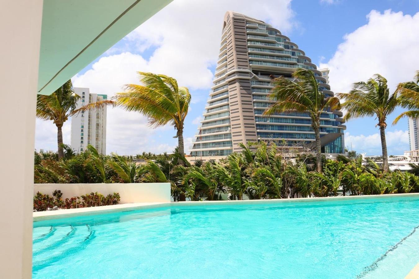 Modern With Balcony & Pool, Marina Puerto Cancún
