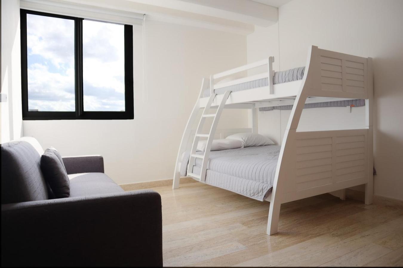 Modern With Balcony & Pool, Marina Puerto Apartment Cancun