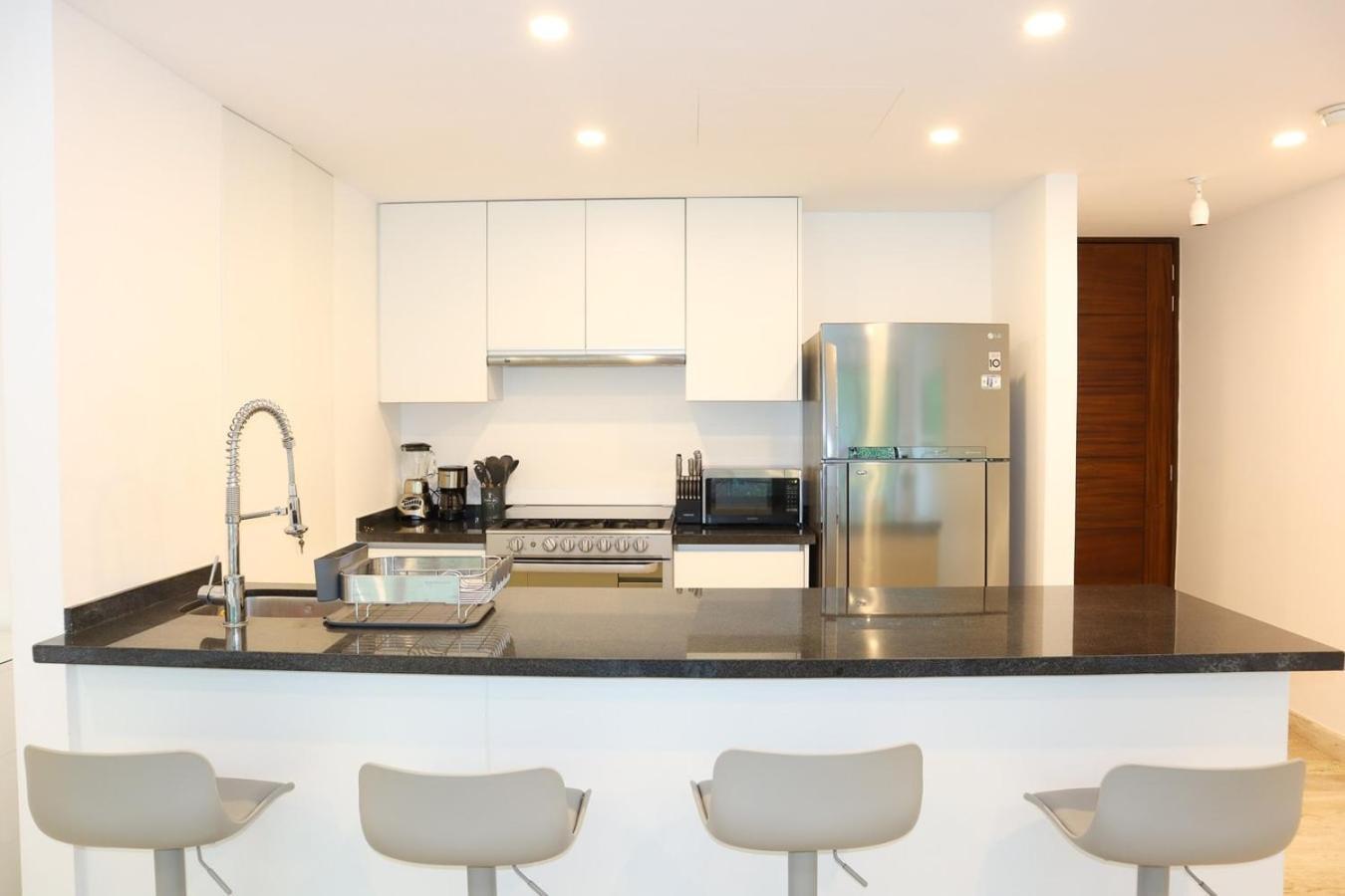 Modern With Balcony & Pool, Marina Puerto * Cancún