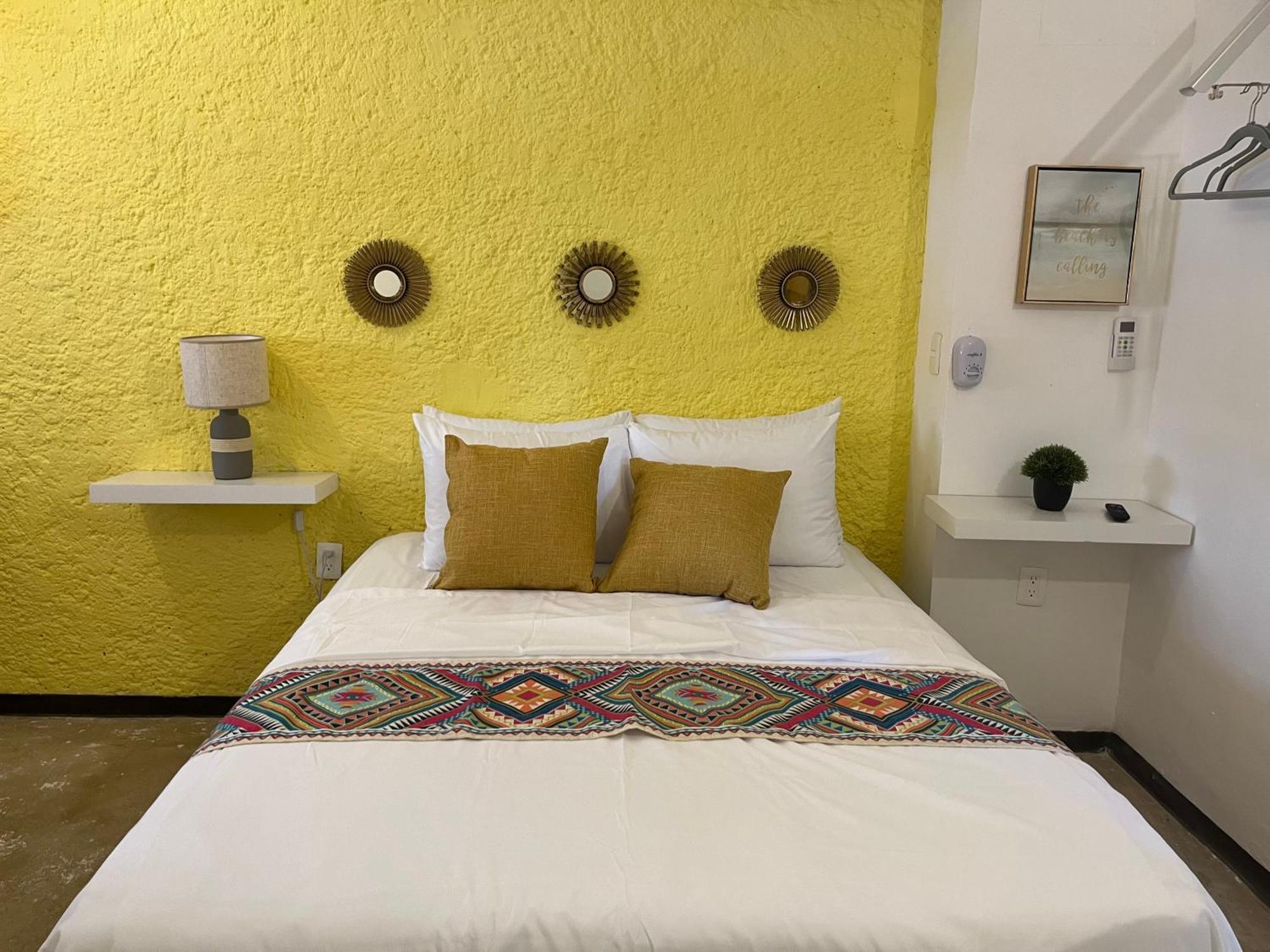 Yellow Hostal
