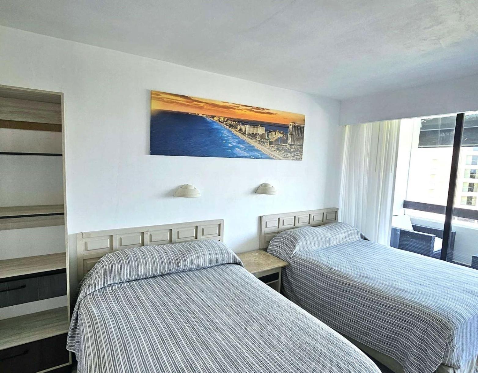 Zona Hotelera, Acceso A La Playa *
