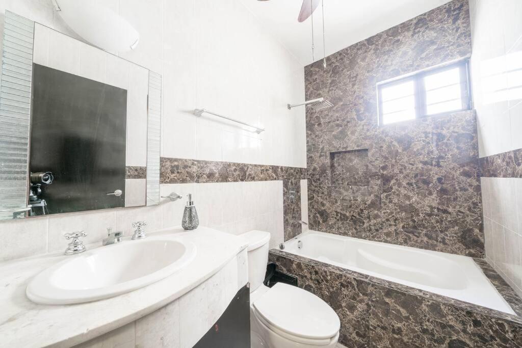 Caracol King Bed - 4 Bedroom -w Terrace At Downtown Prime