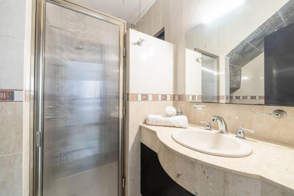 Caracol King Bed - 4 Bedroom -w Terrace At Downtown Prime * Cancún
