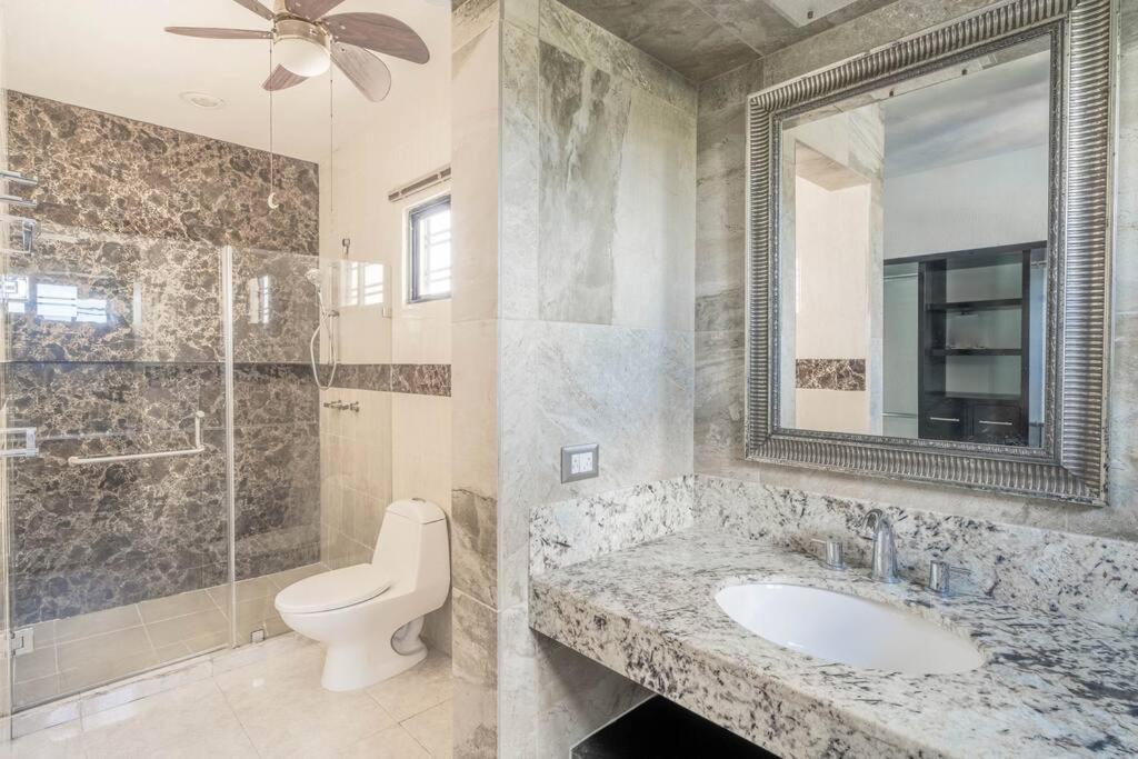 Caracol King Bed - 4 Bedroom -w Terrace At Downtown Prime Cancún