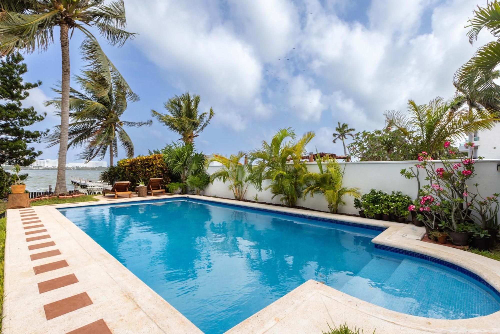 Magnifica Palmeras Luxurious 4 Bedroom 6 Bds 4 Ba Private Pool Lagoon Front Super Fast Wifi Villa Cancún