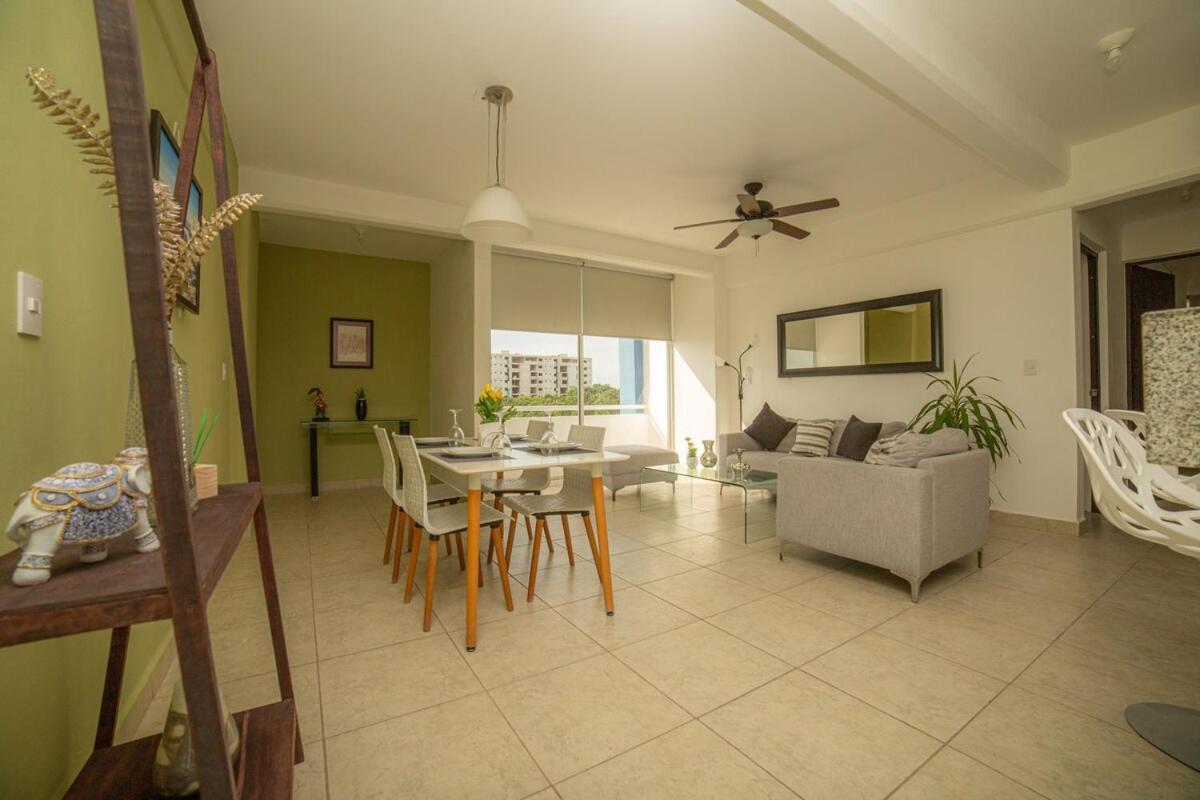 Fantastic Near Downtown, Amazing Pools And Areas