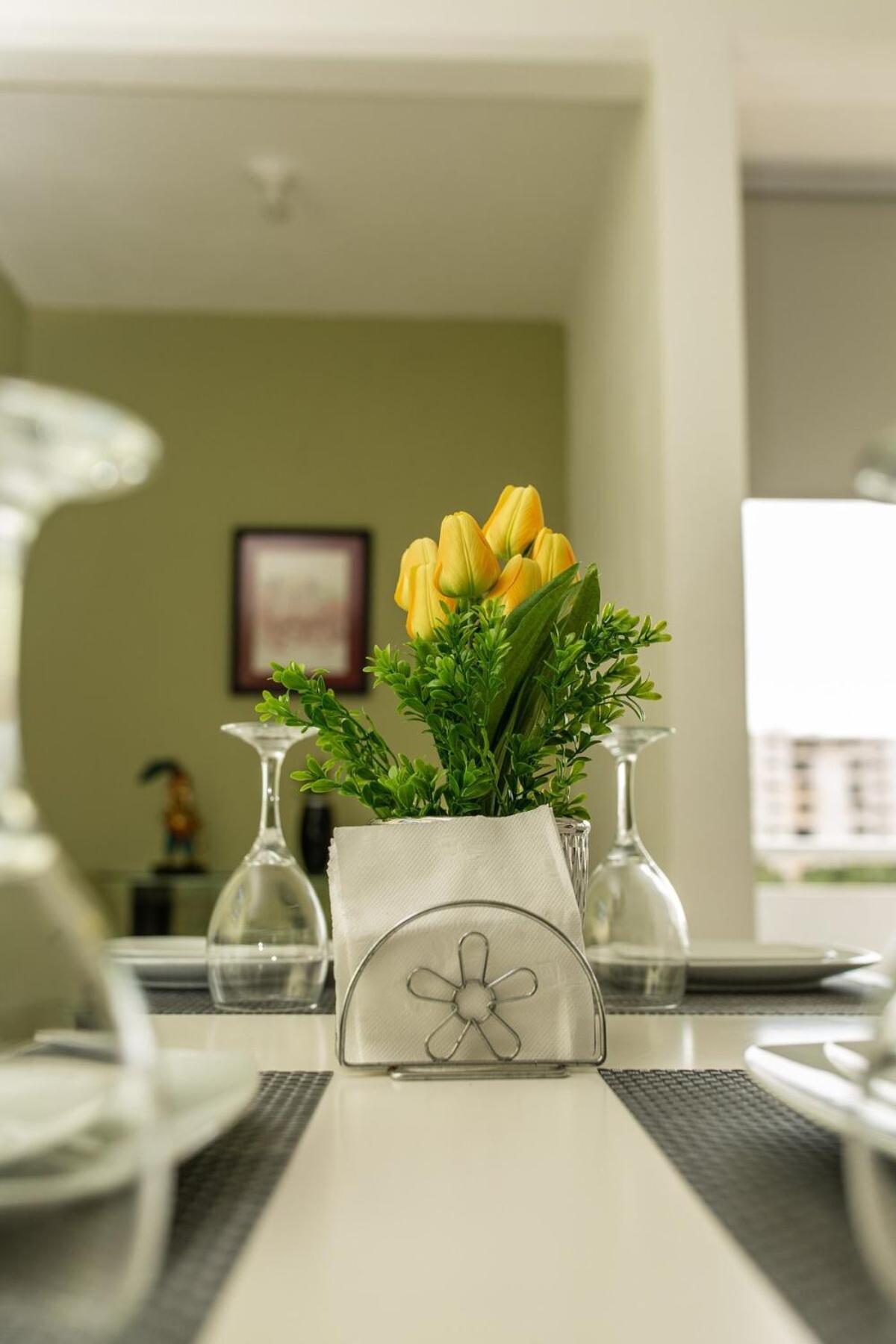 Fantastic Near Downtown, Amazing Pools And Areas