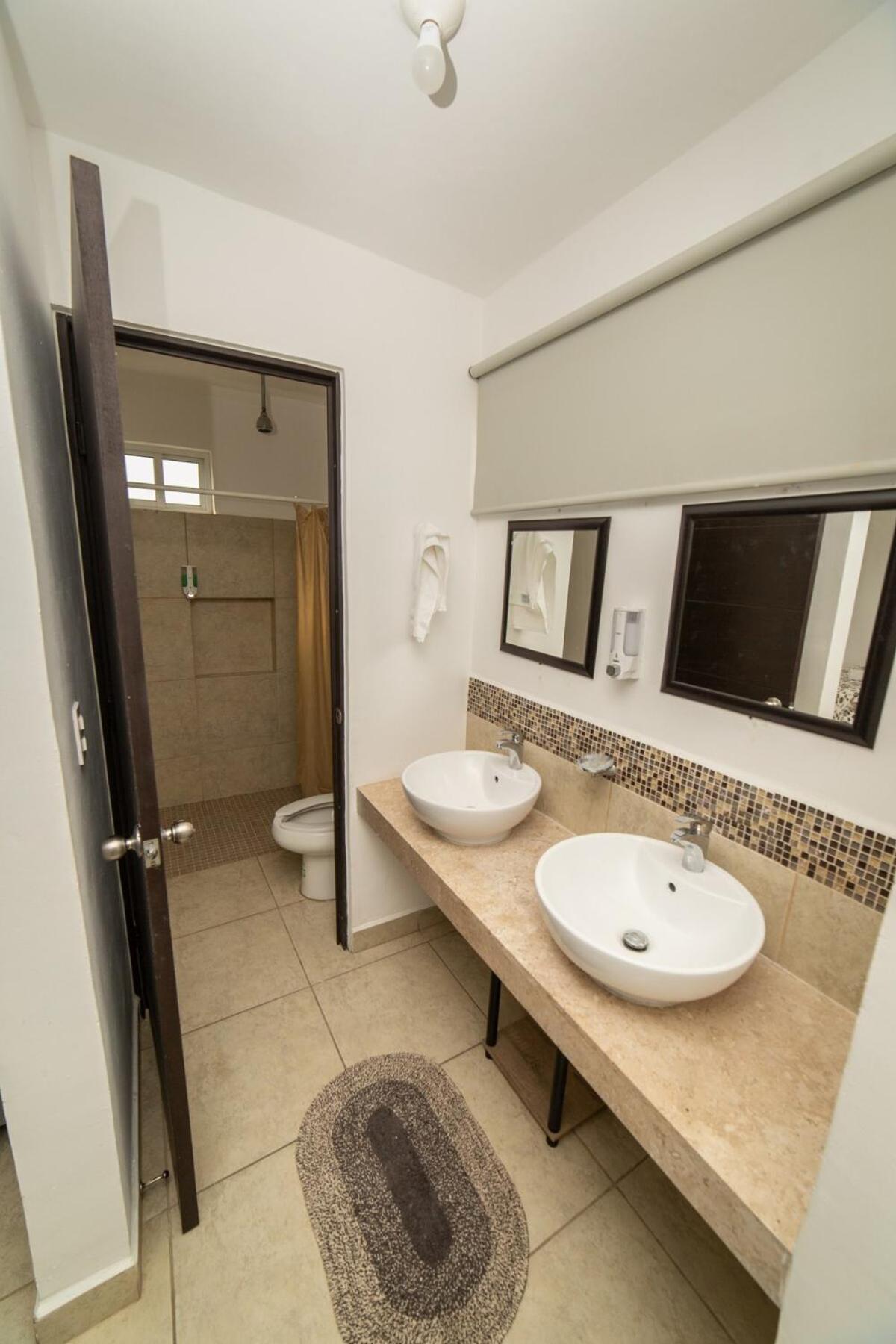 Fantastic Near Downtown, Amazing Pools And Areas Apartment