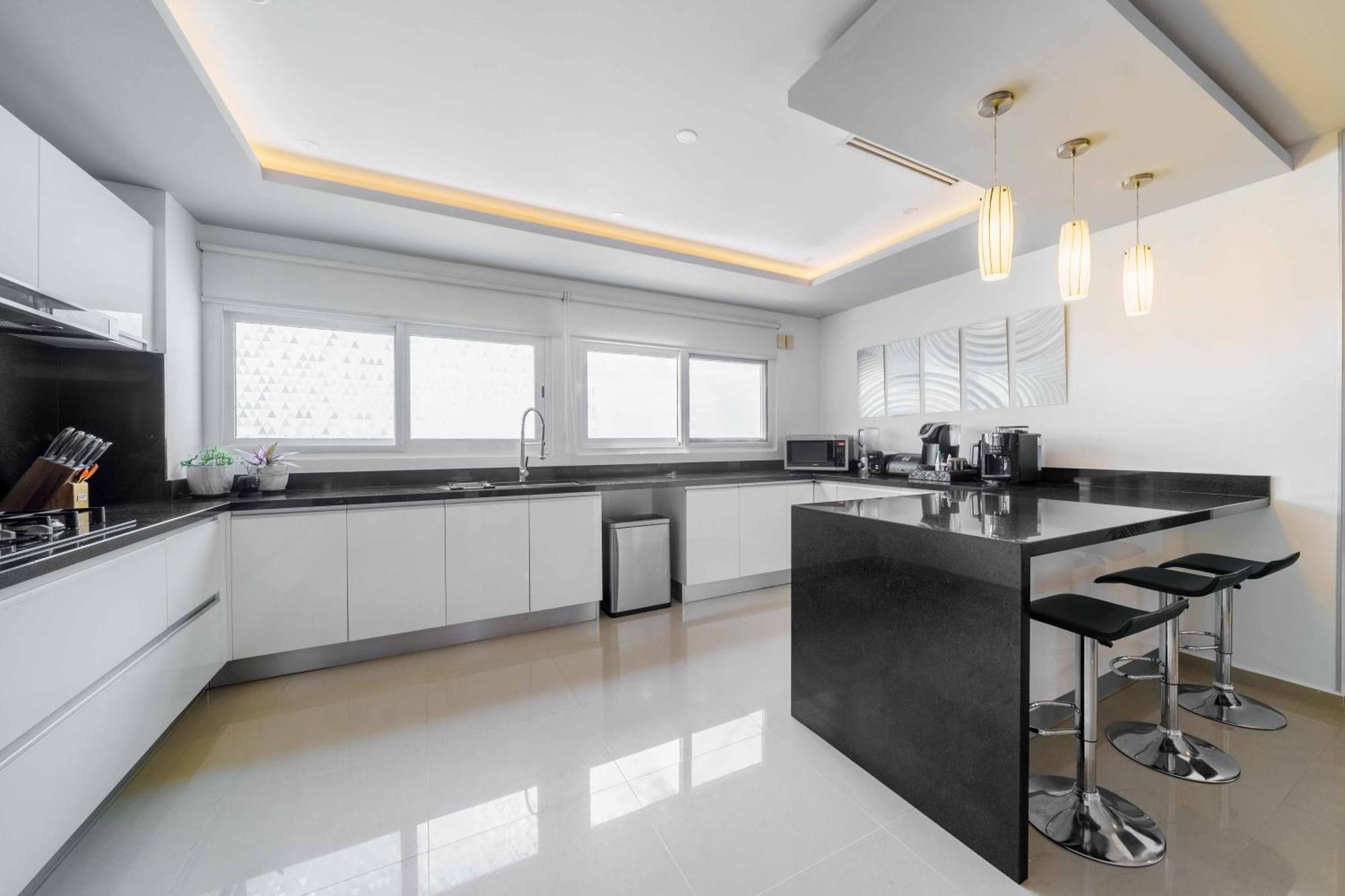 Luxury 4 Bedroom Penthouse With Private Jacuzzi Steps From Hotel Zone Apartamento