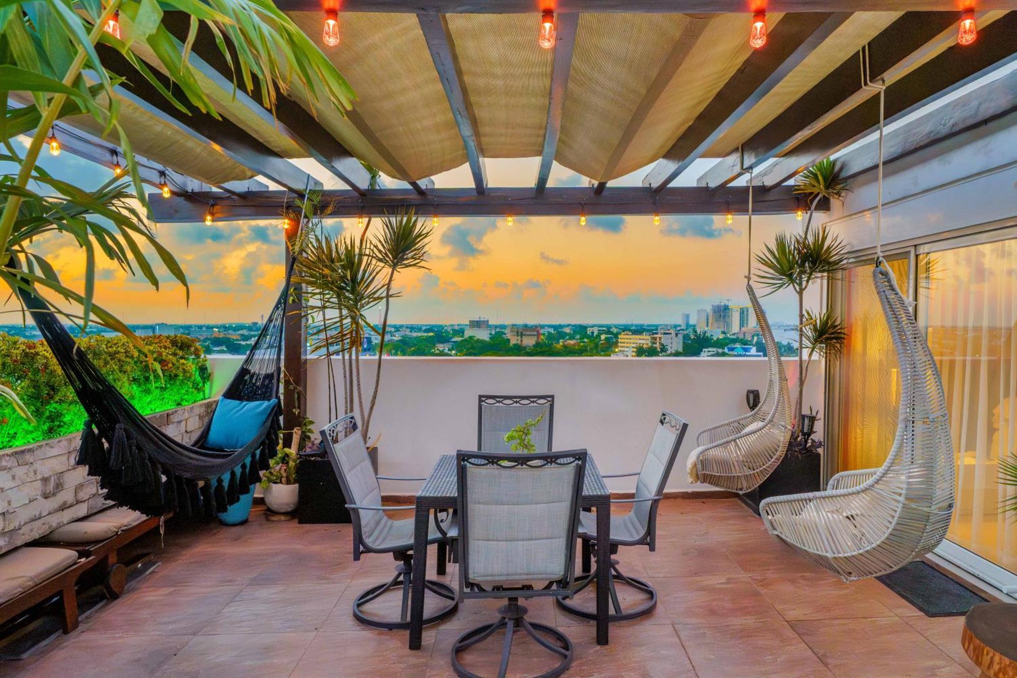 Luxury 4 Bedroom Penthouse With Private Jacuzzi Steps From Hotel Zone Cancún