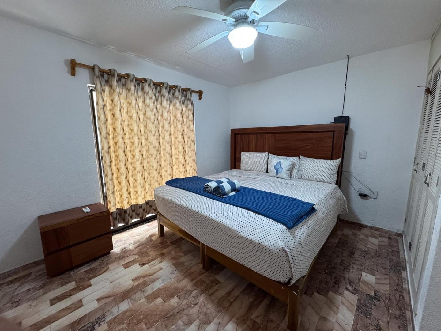 Spacious 2-story, 4 Bedrooms, Ocean View Balcony Apartamento *
