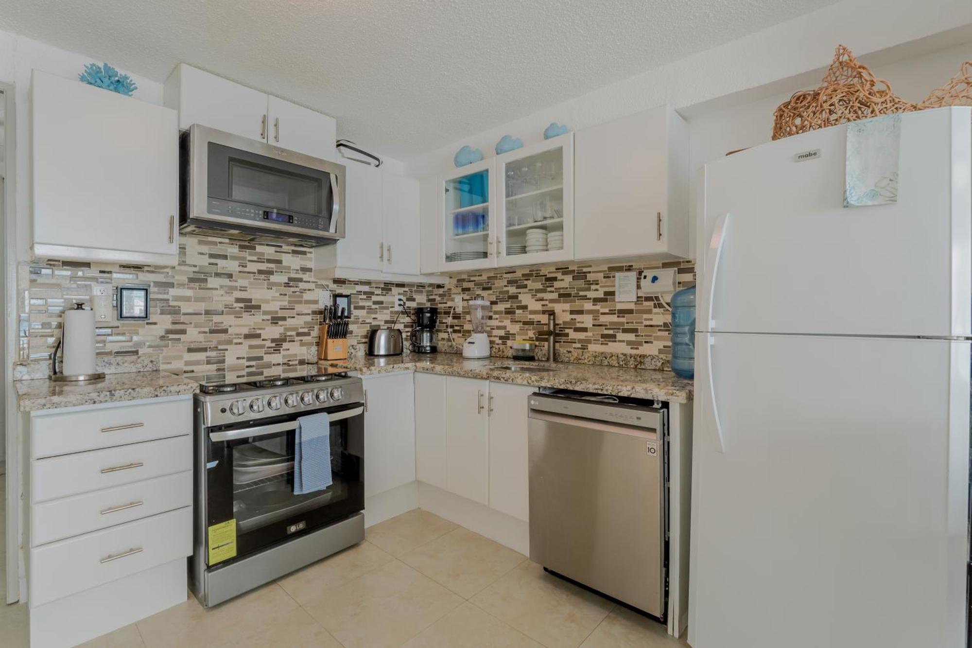 Zone - 2 Bedroom Beachfront, Bright And Spacious * Cancún