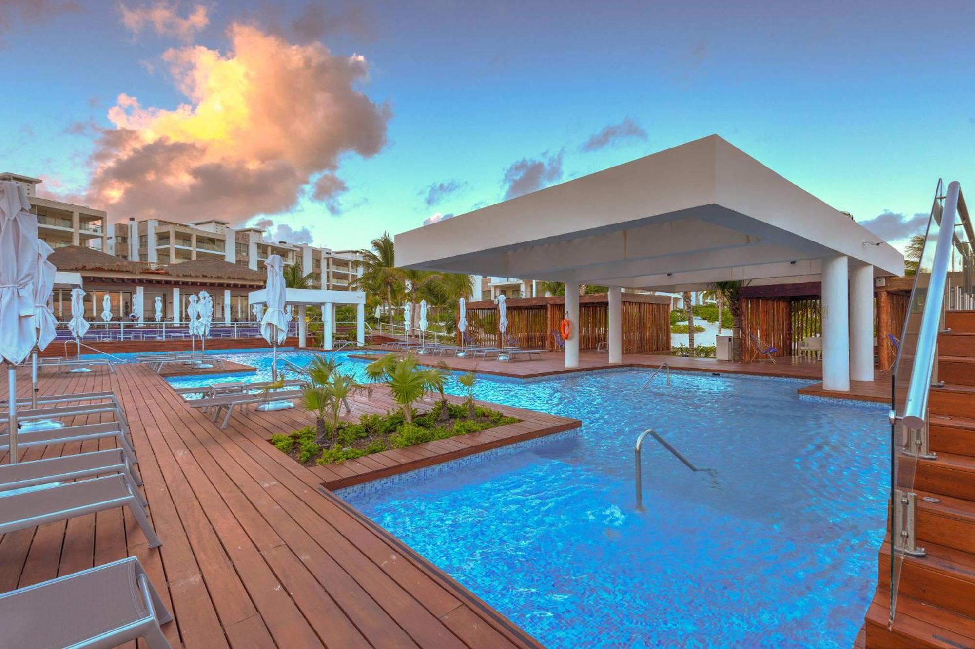 La Amada Residences Private Getaway With Pools & Gym