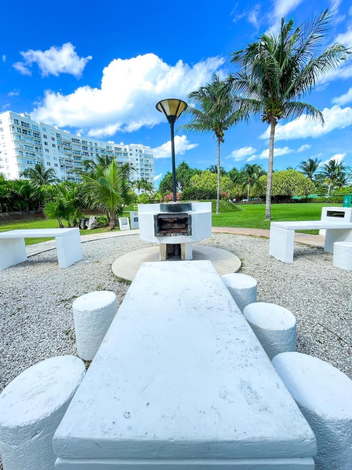 Punta Me Luxury Front & Ocean View In The Location Of *