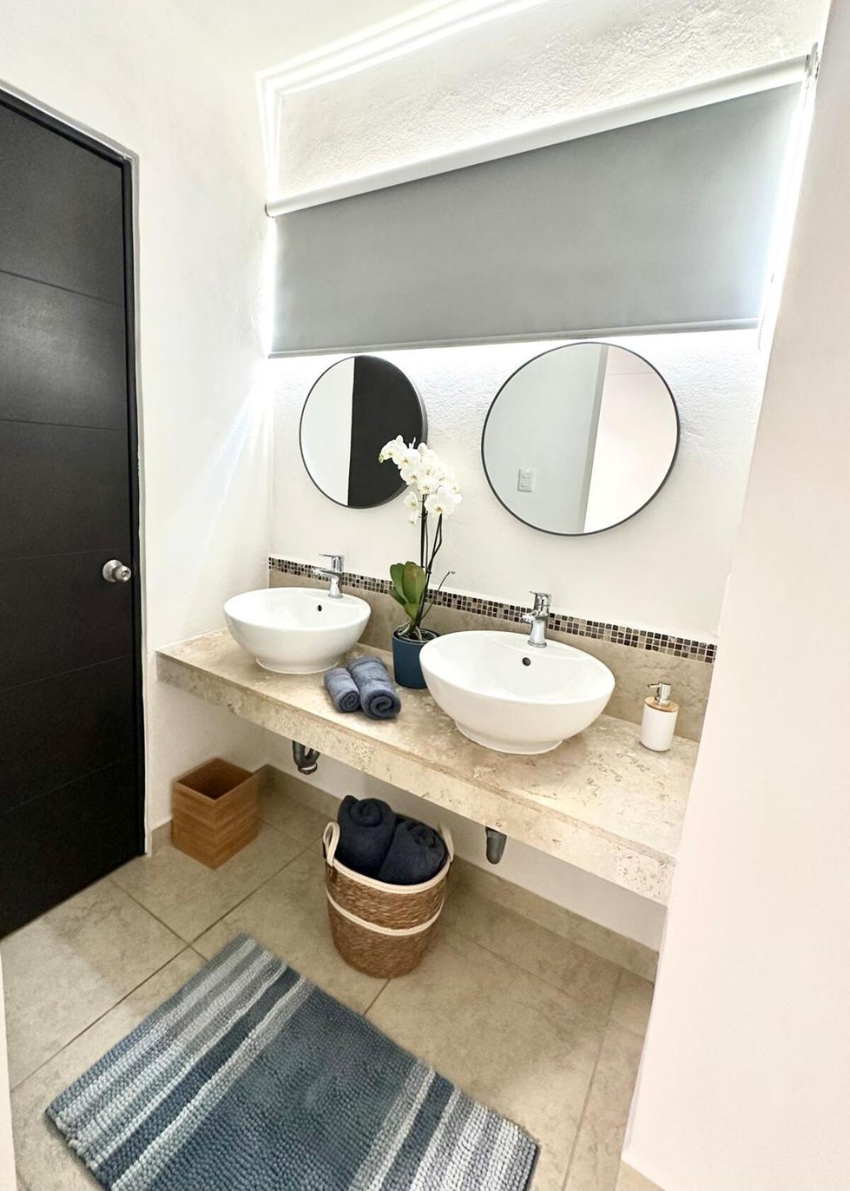 Modern, Downtown Apartment, 2br, 2bth, With Pool *