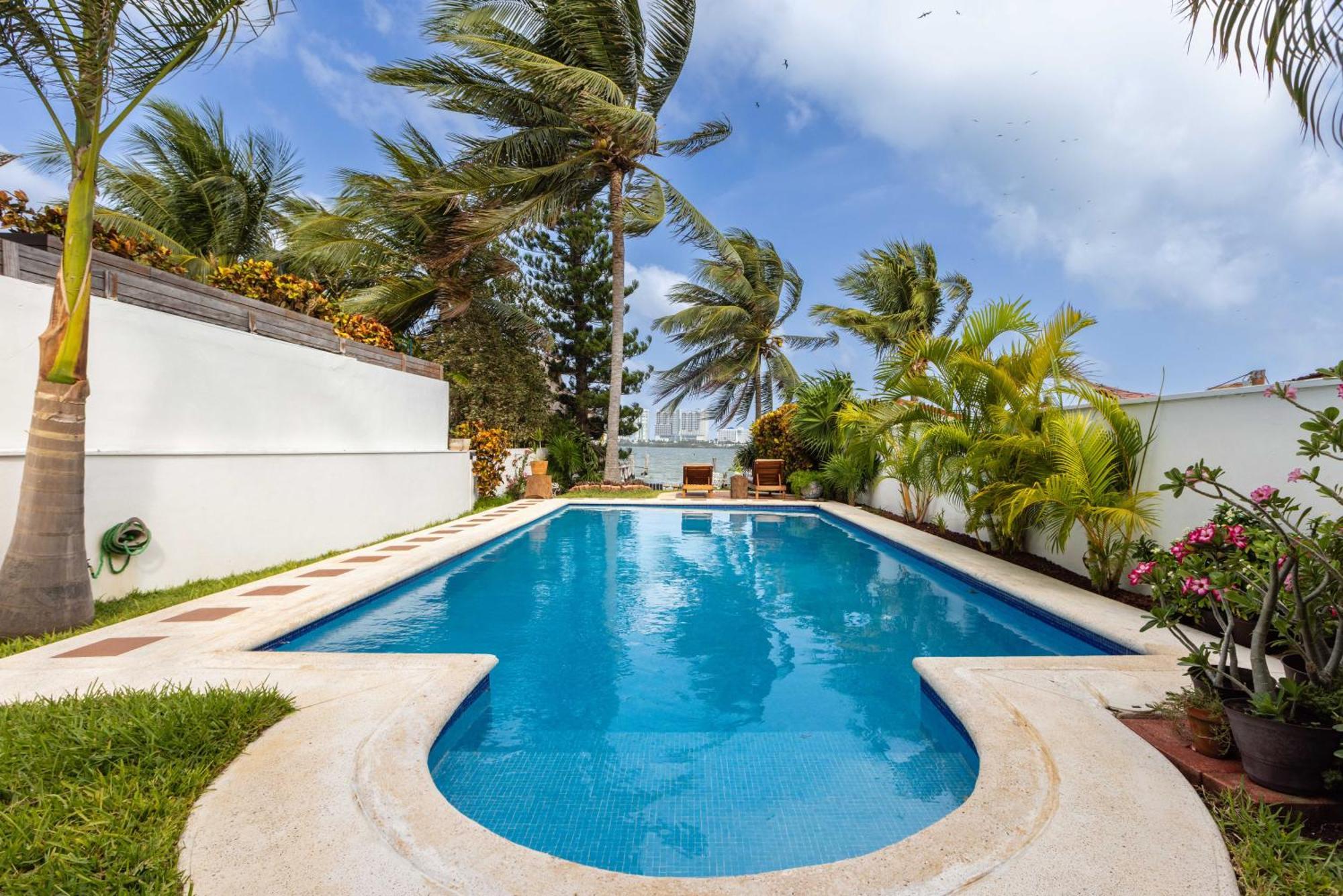 Villa Magnifica Palmeras Luxurious 4 Bedroom 6 Bds 4 Ba Private Pool Lagoon Front Super Fast Wifi