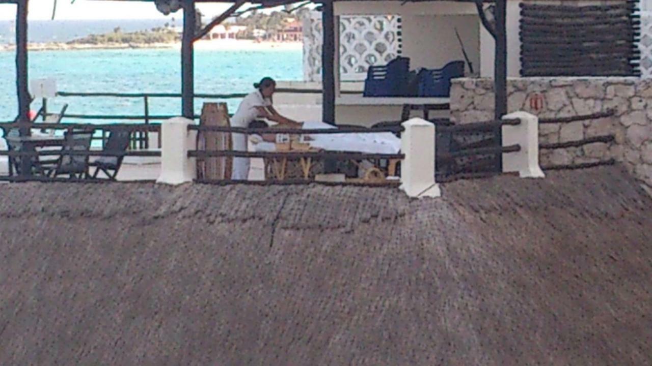 Cute, Kitchinette, Ocean Front Apartment Cancun