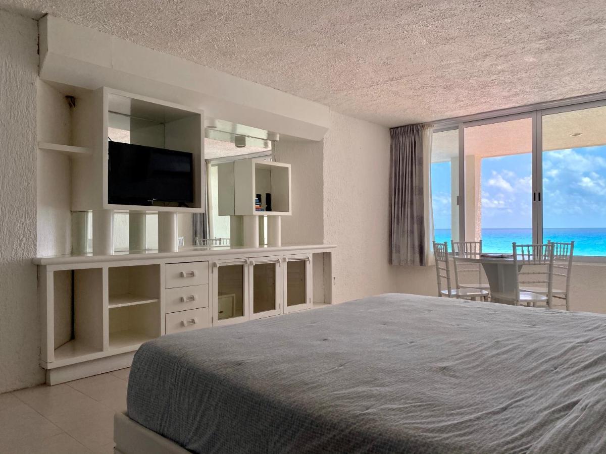 Eight Bedroom Beach House * Cancún