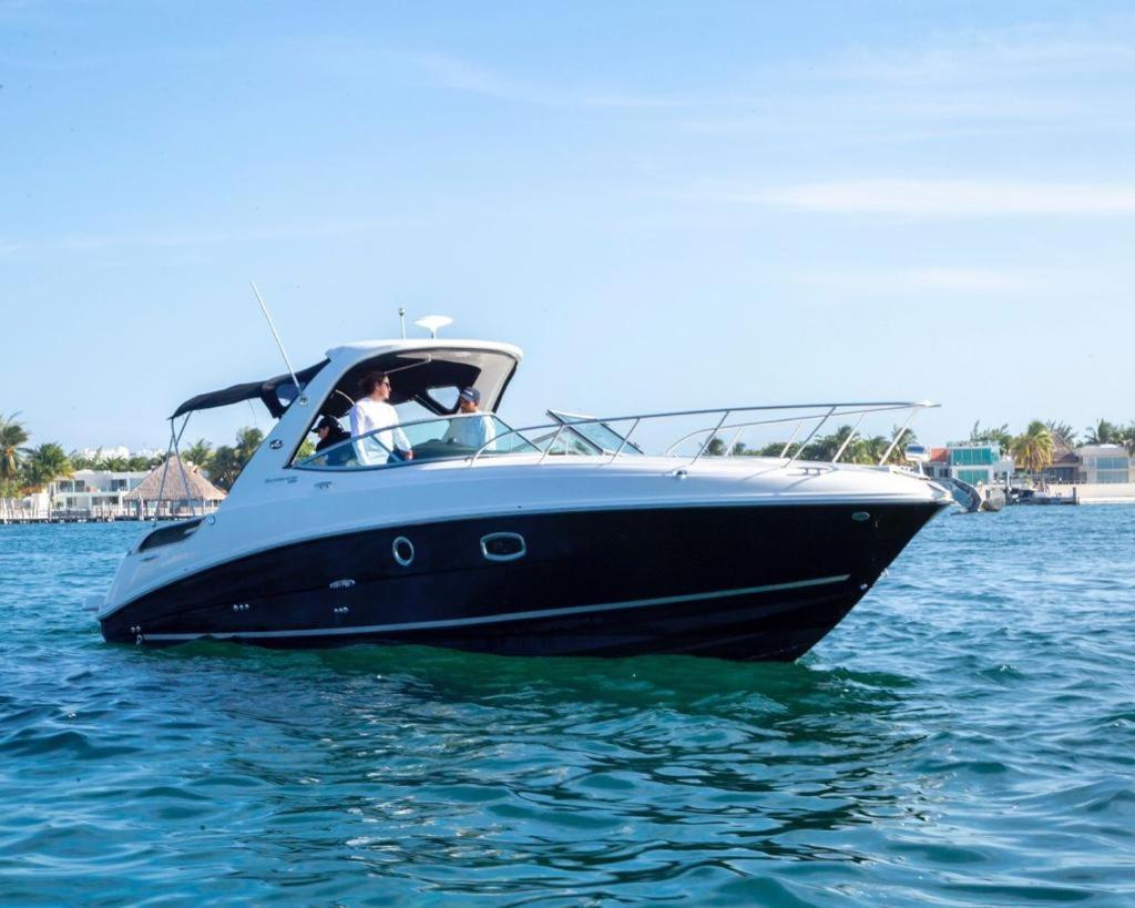Botel Yacht Rent & Tours Cancun
