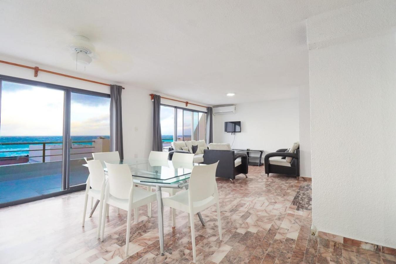 Apartamento Spacious 2-story, 4 Bedrooms, Ocean View Balcony *