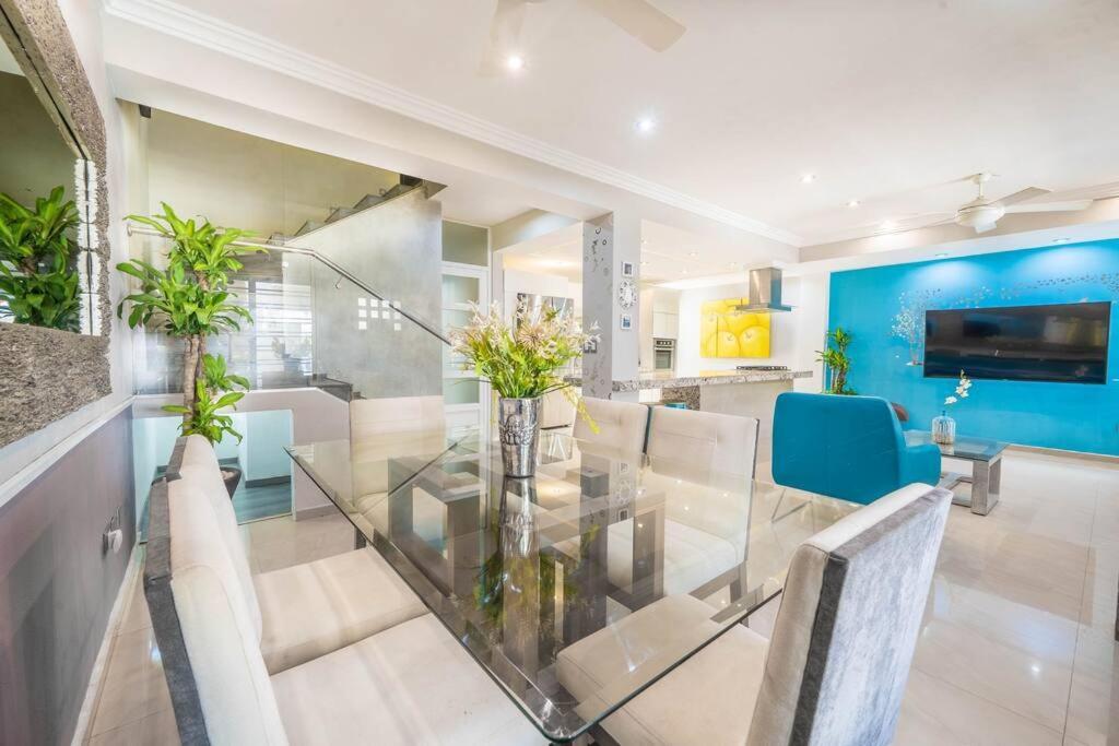 Caracol King Bed - 4 Bedroom -w Terrace At Downtown Prime Villa Cancun