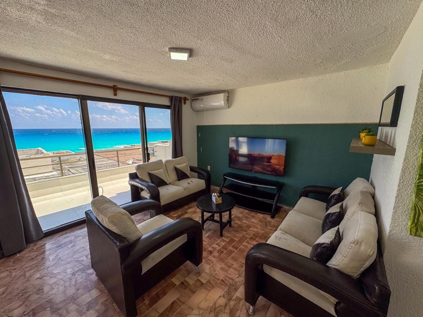 Spacious 2-story, 4 Bedrooms, Ocean View Balcony Apartamento