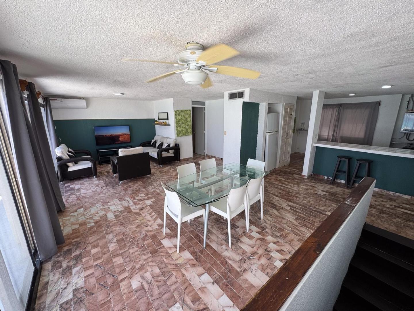 Spacious 2-story, 4 Bedrooms, Ocean View Balcony Cancún