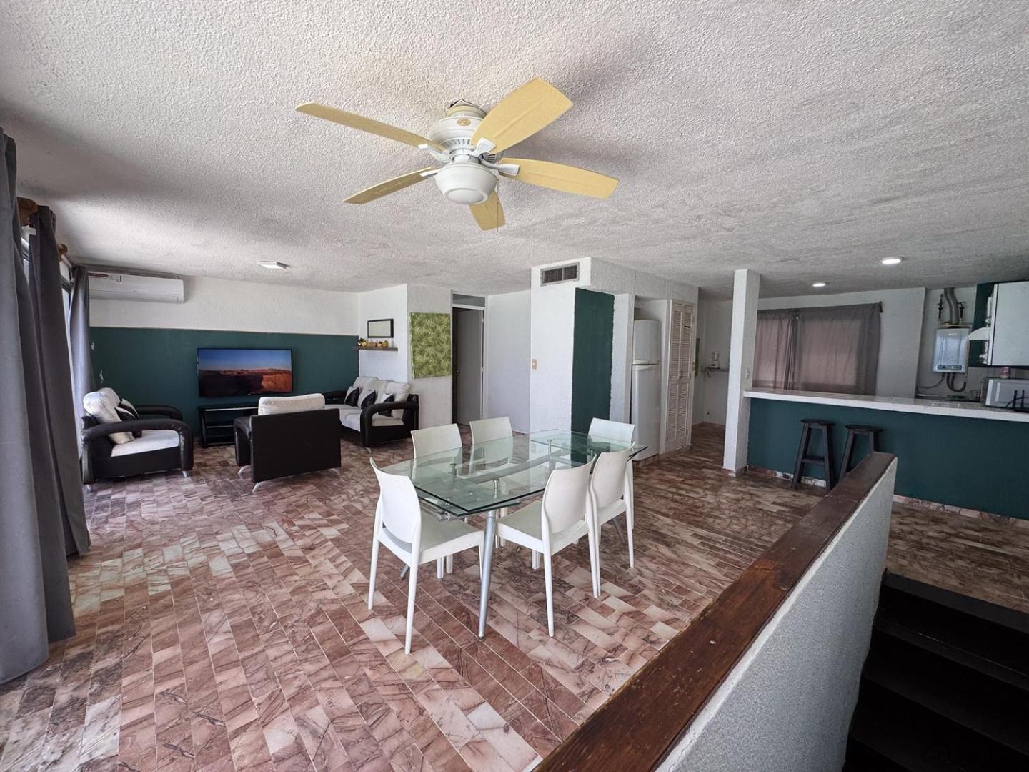 Apartamento Spacious 2-story, 4 Bedrooms, Ocean View Balcony *