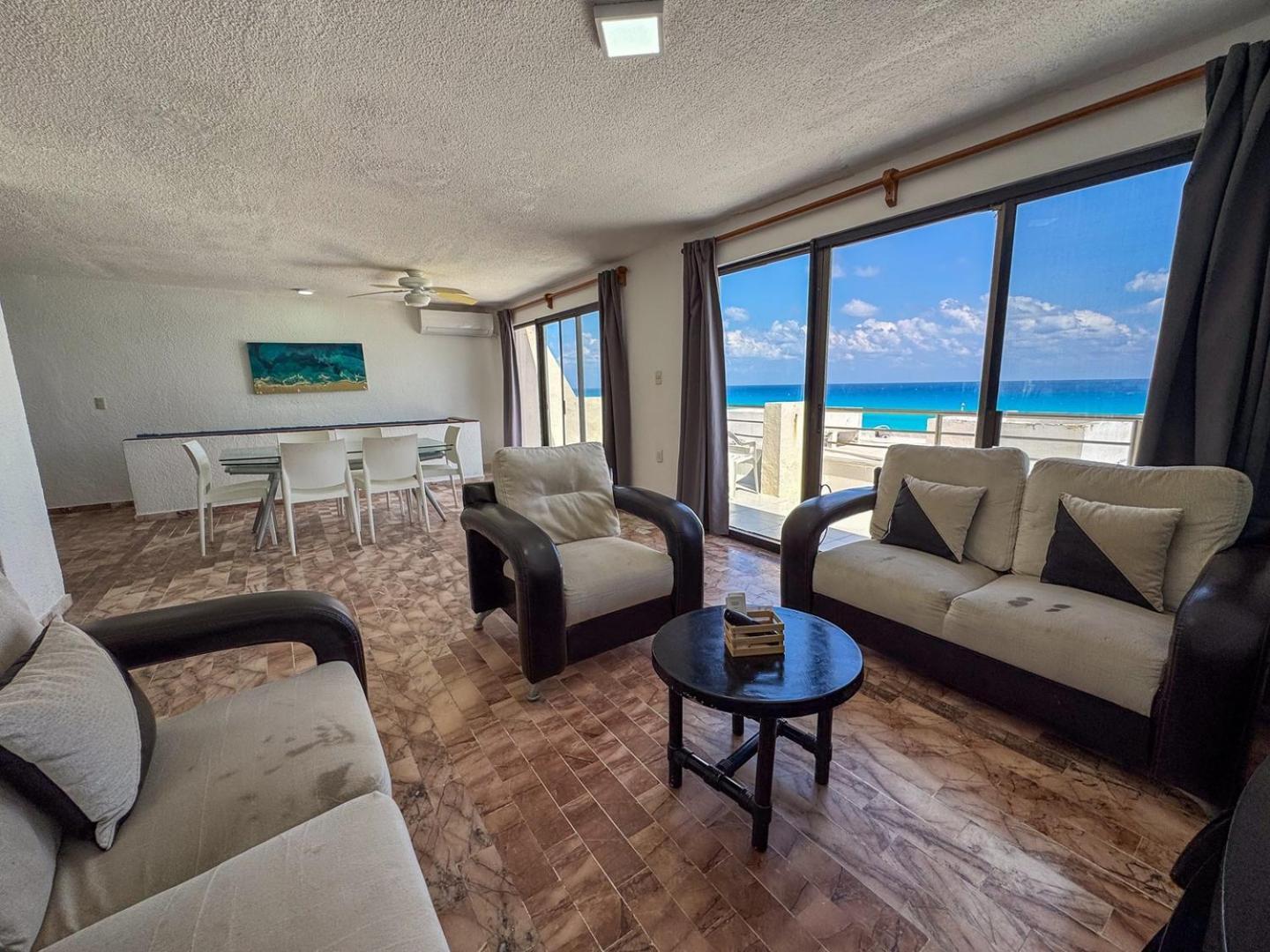 Spacious 2-story, 4 Bedrooms, Ocean View Balcony Apartamento