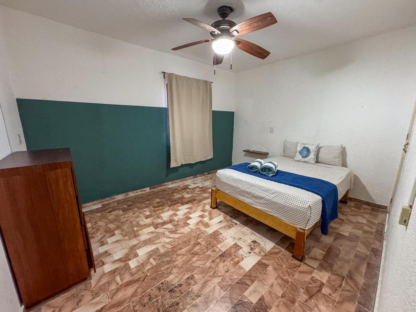 Spacious 2-story, 4 Bedrooms, Ocean View Balcony Apartamento *