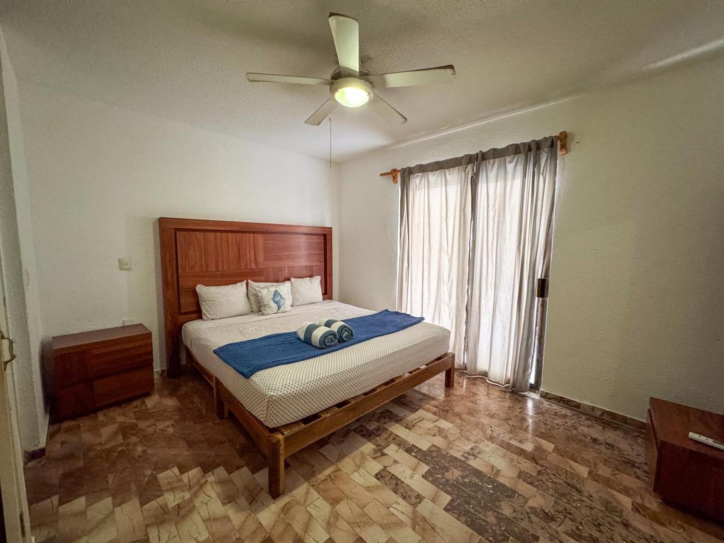 Spacious 2-story, 4 Bedrooms, Ocean View Balcony Apartamento