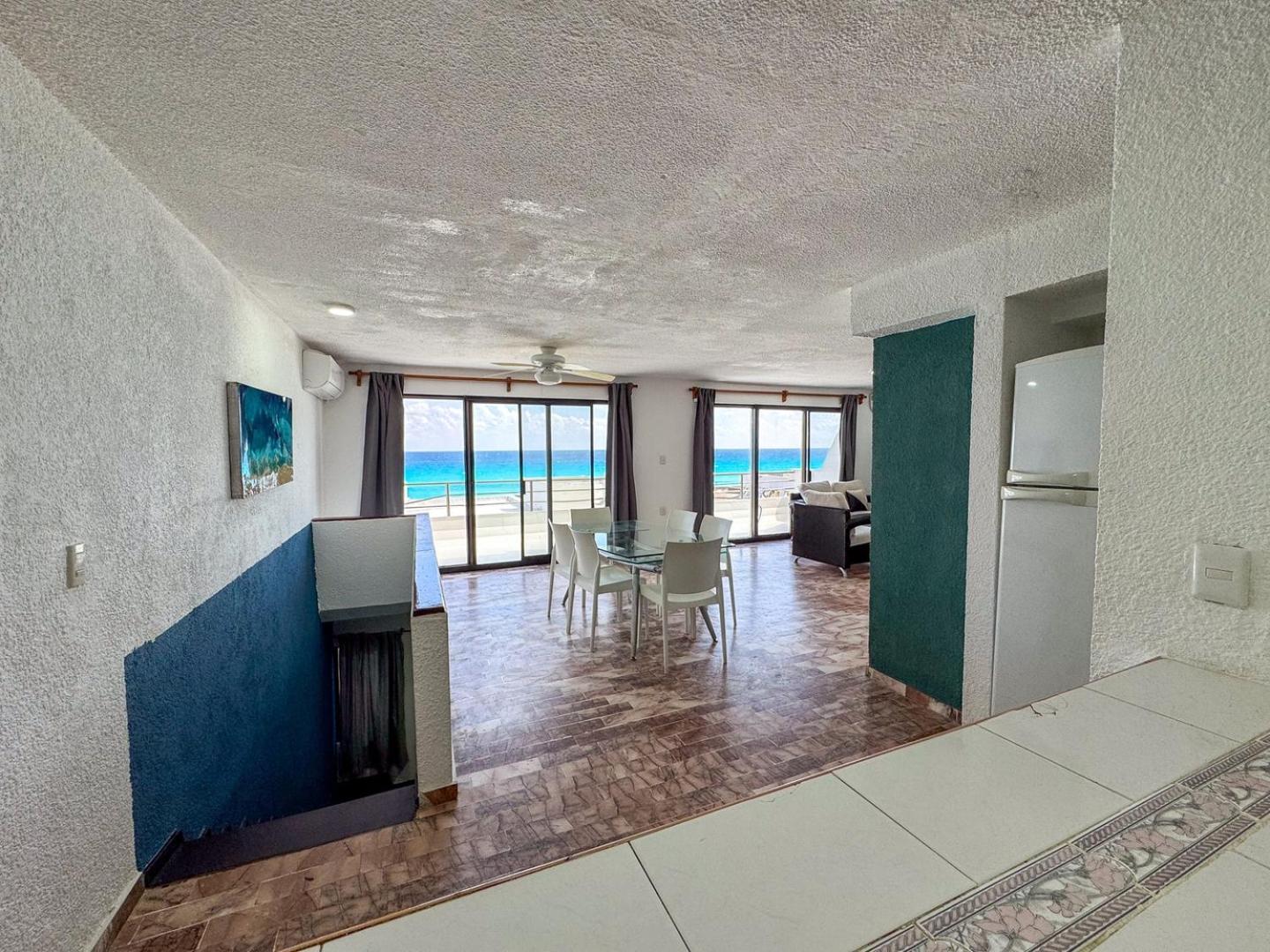 Spacious 2-story, 4 Bedrooms, Ocean View Balcony * Cancún