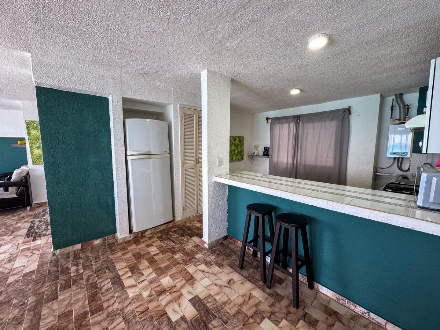 Spacious 2-story, 4 Bedrooms, Ocean View Balcony