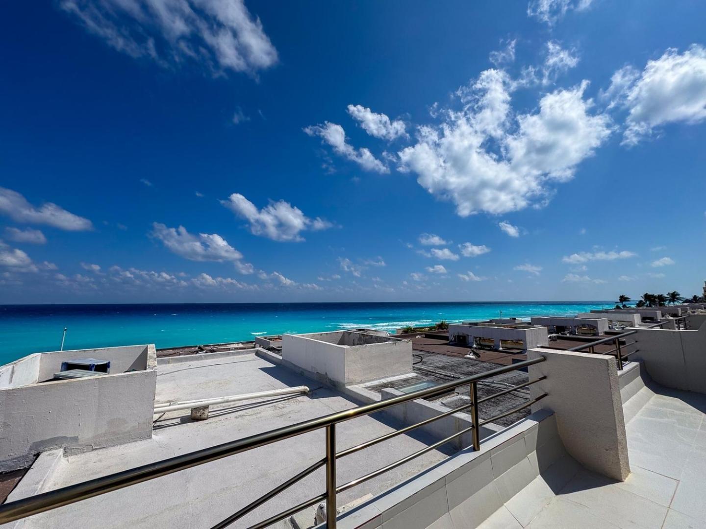 Spacious 2-story, 4 Bedrooms, Ocean View Balcony Cancún