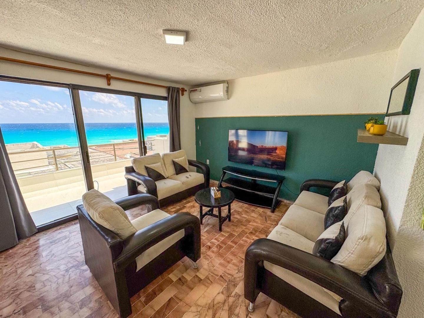 Spacious 2-story, 4 Bedrooms, Ocean View Balcony Cancún