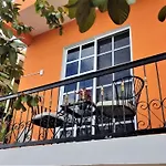 Depto en Planta Alta con Balcón y Árboles Frutales