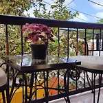 Depto en Planta Alta con Balcón y Árboles Frutales