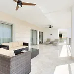 Luxury 2-Bedroom Apartment With Beach Club Access