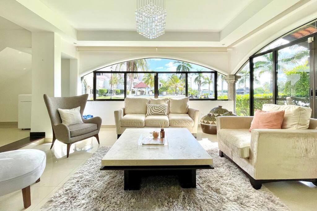 Villa Stylish Lagoon Front By Casa Paraiso