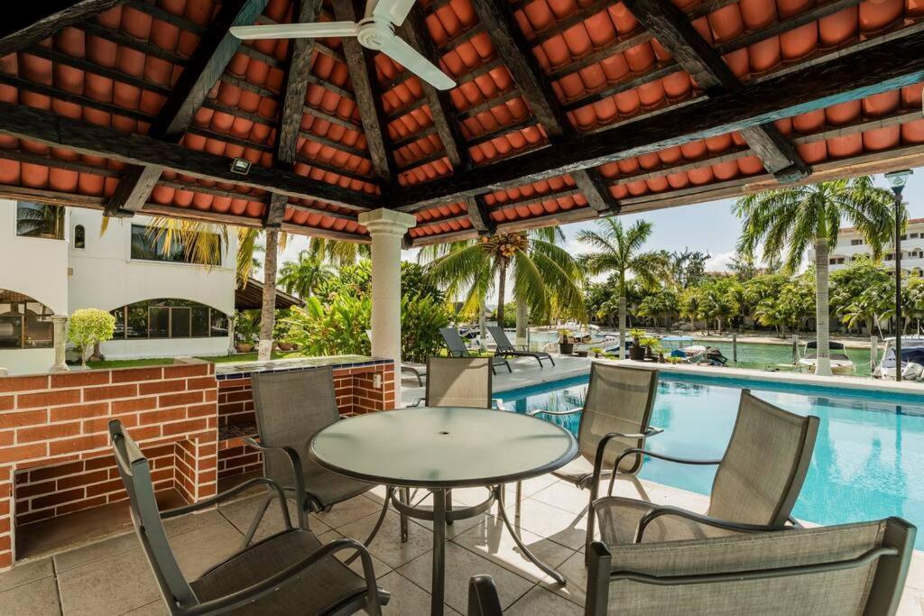Villa Stylish Lagoon Front By Casa Paraiso