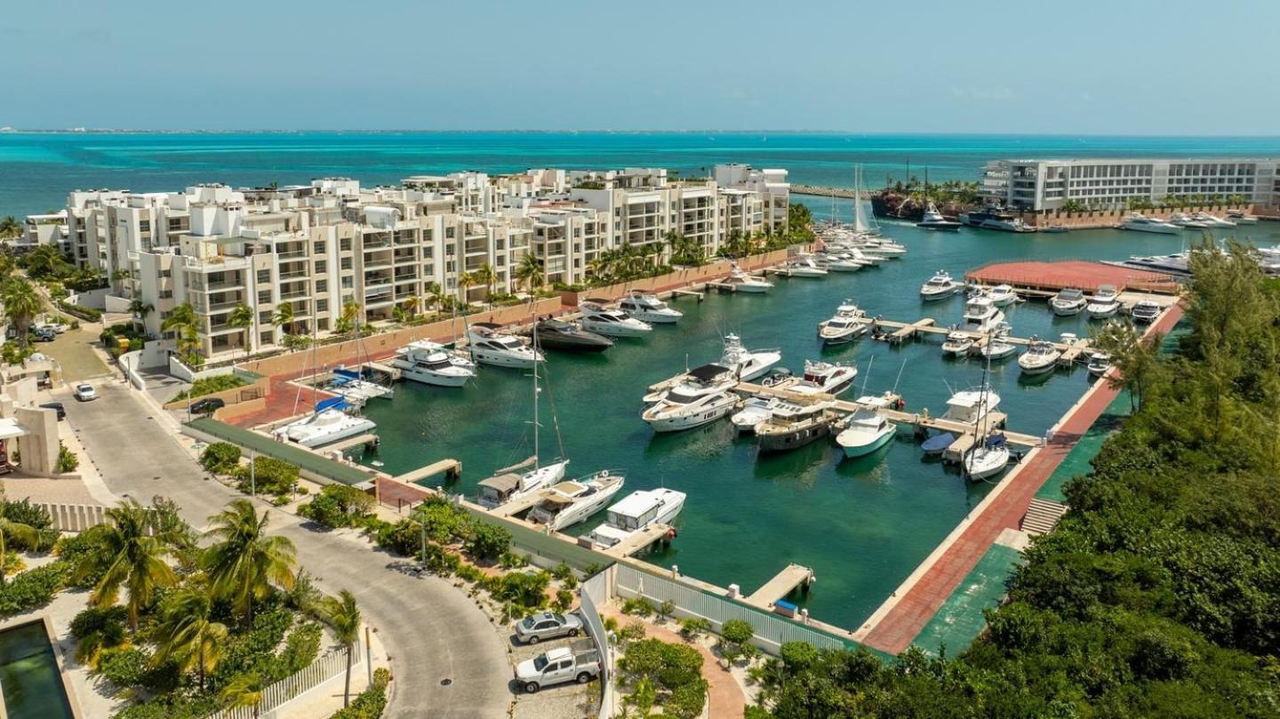 2br Beachfront Exclusive W/ Features *