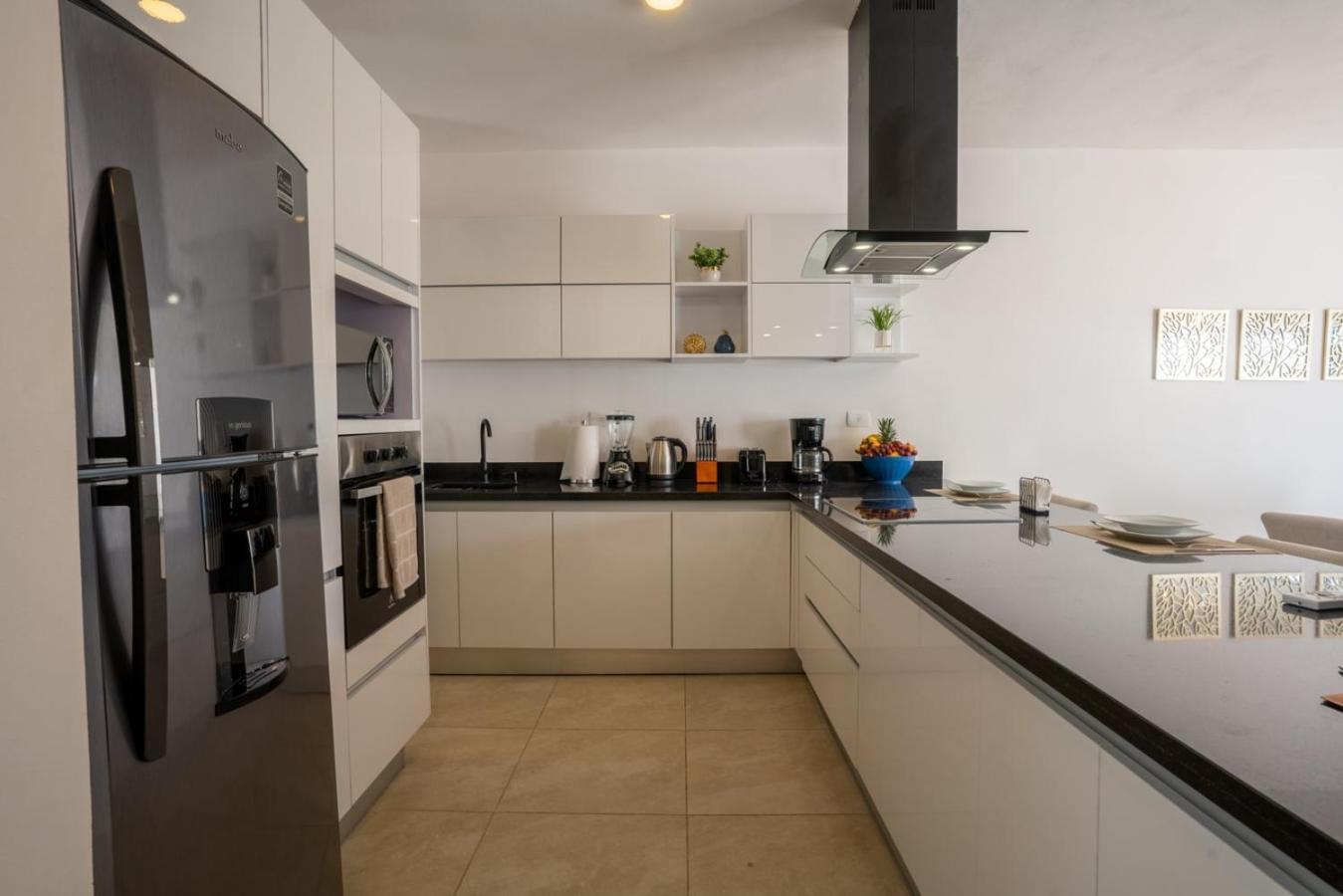 3br House W/ Pool, Security & Excellent Location! *