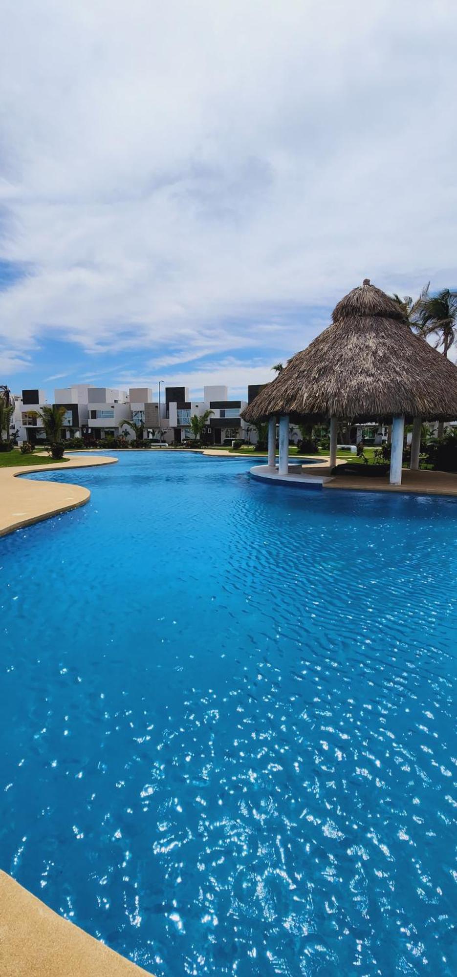 Increible Laguna Artificial Y 7 Albercas Cancún