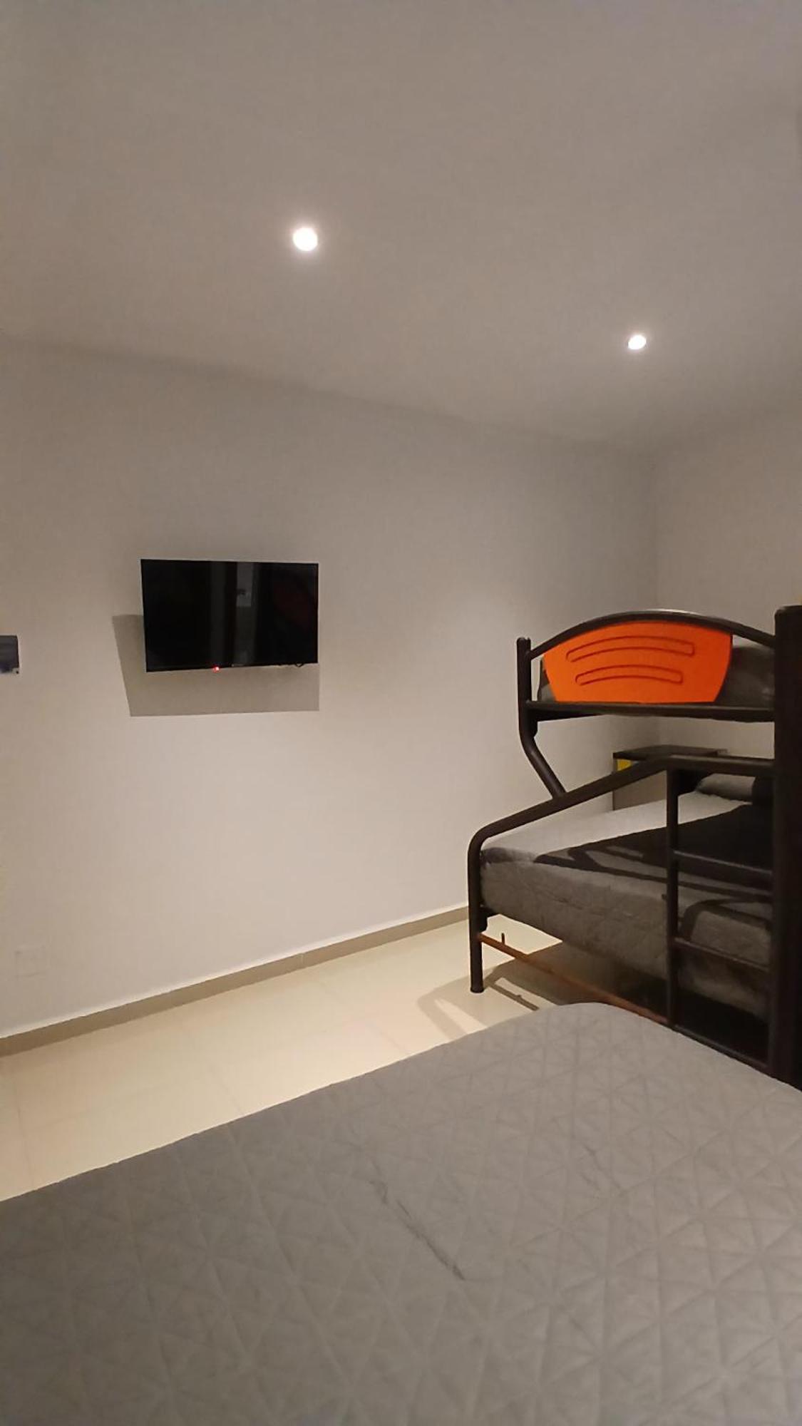 Leo Hotel *